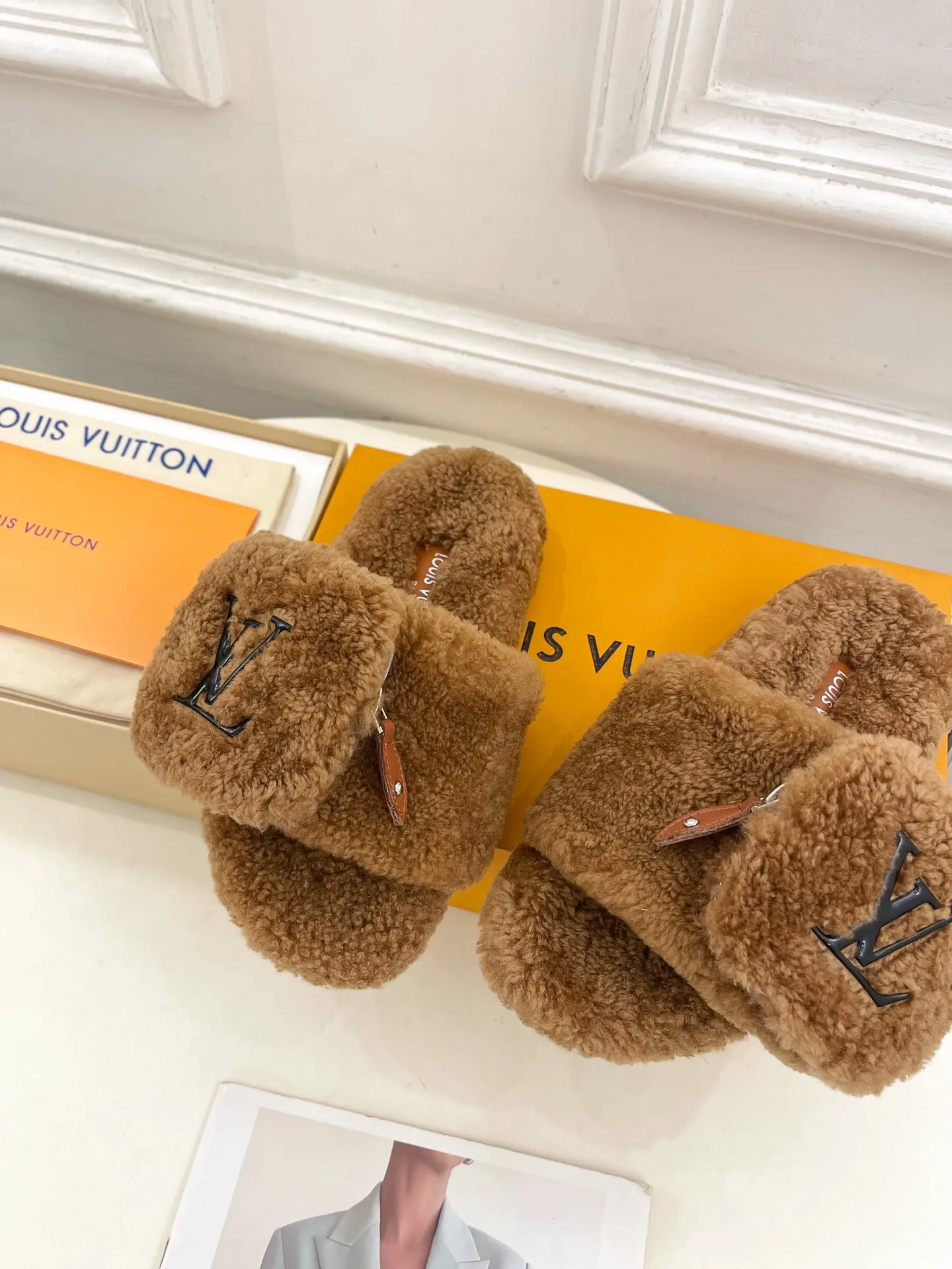 👟👟Ex-factory price 480👟👟 | Louis Vuitton 25𝐬𝐬 🧡💚2025 spring and summer new style top version⚠️ The counter features the latest LV wallet fur slippers, new hard goods🆕 ❥BS purchasing level! Full of high-end feel! A popular model among bloggers at home and abroad, it’s retro and fashionable and looks amazing on your feet! Mainly recommended model on the official website★ ━━━━━ ЅᏇєєt ━━━━━ ▪️Upper: Original custom-made wool ▪️Lining: imported goat hair lining ▪️Outsole: Original custom-made non-slip outsole ▪️Heel height: flat ▪️Shoe size: 35-39 (40.41.42 customization is not returnable)